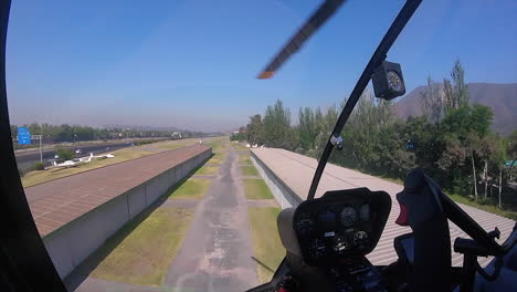 Helicóptero-Volando-Bajo-En-Un-Aeródromo-De-Hierba,-Dispara-Desde-El-Interior,-En-Full-Hd-A-60-Fps
