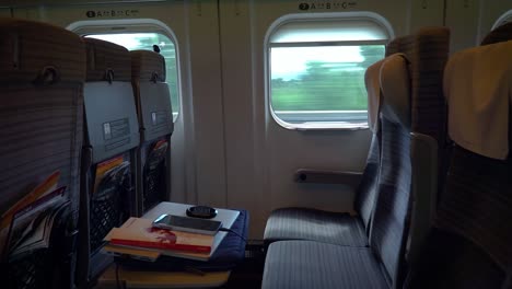 Un-Asiento-De-Pasajero-En-Un-Tren-Shinkansen-Japonés