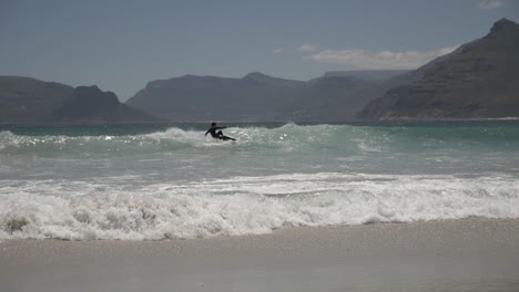 Cámara-Lenta-De-Surfistas-A-Lo-Largo-De-La-Costa-En-Sudáfrica