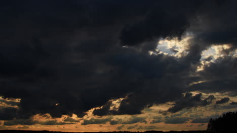 Sehr-Schöner-Zeitraffer-Eines-Sonnenuntergangs-Und-Sich-Schnell-Bewegender-Wolken-In-Finnland