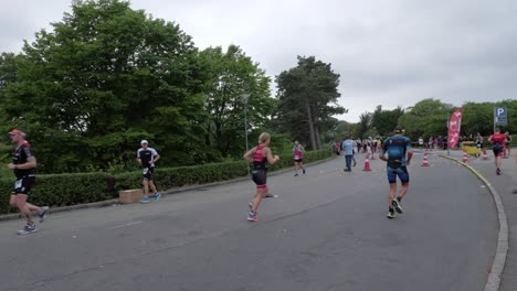 Men-and-women-running-at-Langelinie-during-the-KMD-Ironman-Copenhagen-2018-away-from-and-towards-the-camera