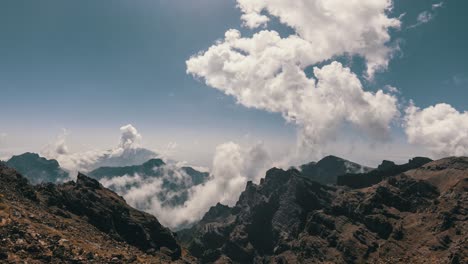 Zeitraffer-Von-Bergwolken-In-Spanien