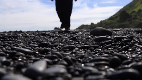 Playa-Negra-Islandia-Hombre-Caminando-Hacia-La-Cámara