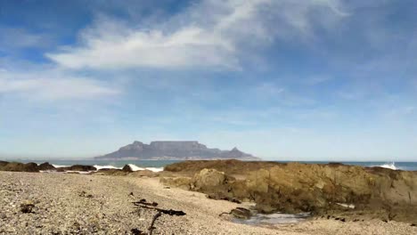 Spaziergang-Entlang-Eines-Steinigen-Strandes-Am-Tafelberg-Von-Kapstadt