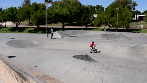 Drei-Generationen-Von-Skateboardern-Treffen-Sich-Am-Rand-Des-Wedge-Skateparks-Eldorado-Park-Scottsdale-Arizona