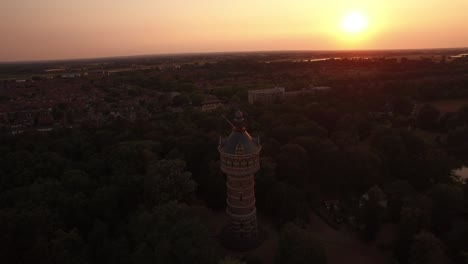 Eine-Langsame-Umlaufbahn-Um-Den-Wasserturm-Mit-Blick-Auf-Einen-Wunderschönen-Sonnenuntergang