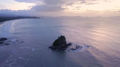 Luftverfolgungssockel-Nach-Oben-Mit-Neigung-Nach-Unten-Auf-Einsamer-Kalksteinklippe-In-Ruhigem-Ozean-Bei-Sonnenuntergang-Auf-Palawan,-Den-Philippinen