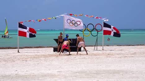 Touristen-Genießen-Einen-Freundlichen-Olympischen-Themenwettbewerb-Im-Dominikanischen-Strandresort