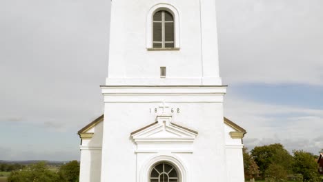 Sich-Entlang-Der-Weißen-Kirchenfassade-Mit-Turm-Und-Kreuz-Nach-Oben-Bewegen