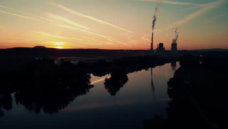Panorama-Des-Flusses-Und-Der-Fabrikschornsteine-Bei-Sonnenuntergang