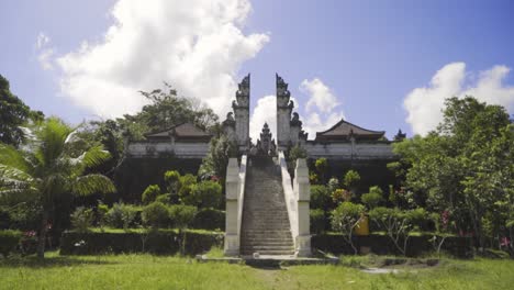 Leute-Oben-Auf-Der-Treppe-Pura-Luhur-Lempuyang-Tempel