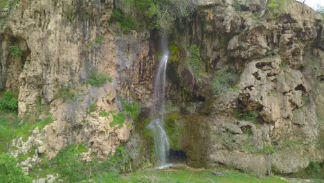 Una-Cascada-Muy-Hermosa-En-Kermanshah-Irán