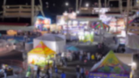 Verschwommener-Bokeh-Karnevalsvergnügungspark-Bei-Nacht-Mit-Lichtern-Und-Leerer-Gondelfahrt