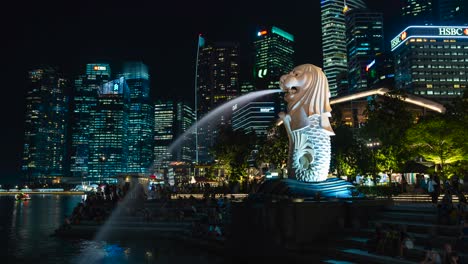 Ein-Zeitraffer-Des-Merlions-In-Singapur-Mit-Blick-Auf-Die-Stadt-Dahinter