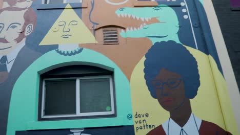 Alleyway-mural-located-in-downtown-Long-Beach
