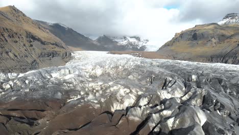 Breite-Luftlandschaftsaufnahme-Eines-Großen-Gletschers-In-Island