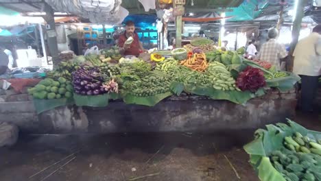 Indian-vegetables-and-fish-market-with-various-types-of-vegetables,-slow-dolly-shot,-less-number-of-customers-because-of-inflation