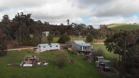 Drohnenaufnahmen-Eines-Kleinen-Landhauses-In-Der-Australischen-Landschaft