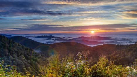 Zeitraffer-Des-Majestätischen-Sonnenaufgangs-über-Den-Blue-Ridge-Mountains-In-Asheville