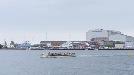 Kanalrundfahrten-Boot-Mit-Touristen,-Die-Vor-Refshaleøen-In-Kopenhagen,-Dänemark,-Segeln