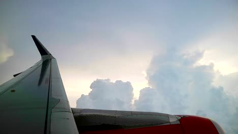 Nubes-Dramáticas-Antes-Del-Atardecer,-Vista-Desde-Las-Ventanas-Del-Avión