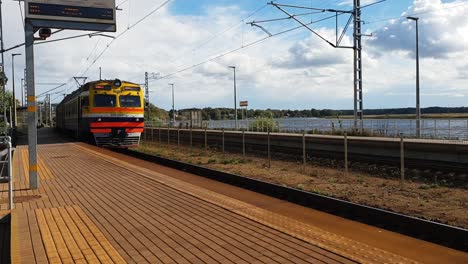 Antiguo,-Tiempos-Soviéticos,-Tren-Llegando-A-La-Estación-De-Tren-De-Jurmala