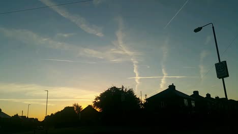 Morgendlicher-Sonnenuntergang-Im-Zeitraffer-Mit-Vorbeifliegenden-Flugzeugen