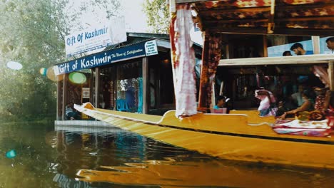 Famous-Floating-market-of-Dal-Lake-in-Srinagar,-Jammu-and-Kashmir,-India
