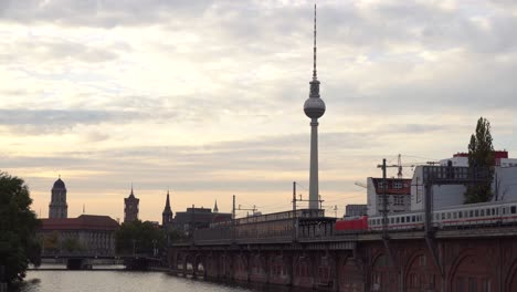 Sonnenuntergang-Der-Stadt-Berlin-Auf-Der-Brücke-Neben-Der-Spree-Und-Dem-Bahnhof