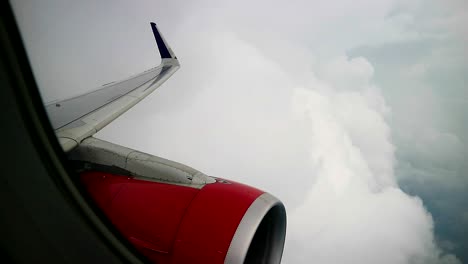 Fensteransicht-Eines-Verkehrsflugzeugs-Aus-Turbulenzen