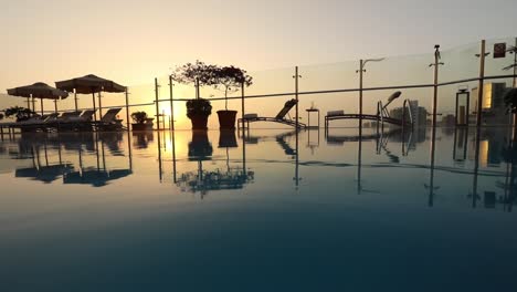 Sonnenuntergang-Von-Einem-Pool-Auf-Dem-Dach