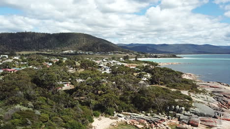 Drohne-Schwenkt-über-Ländliche-Stadt-Und-Wunderschöne-Küste-Mit-Blauem-Wasser-In-Tasmanien-Australien