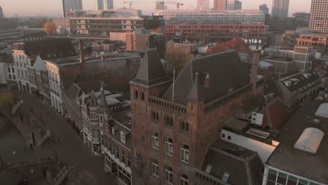 Schwenken-Nach-Oben-über-Die-Dächer-Des-Historischen-Zentrums-Der-Stadt-Utrecht-In-Den-Niederlanden-Mit-Schwenken-Nach-Unten,-Um-Den-Kanal-Und-Die-Wharf-Street-Darunter-Freizulegen