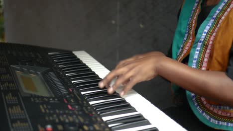 Niño-Tocando-El-Piano-En-El-Evento-De-Música-Cultural,-Centro-Comercial-Waverley