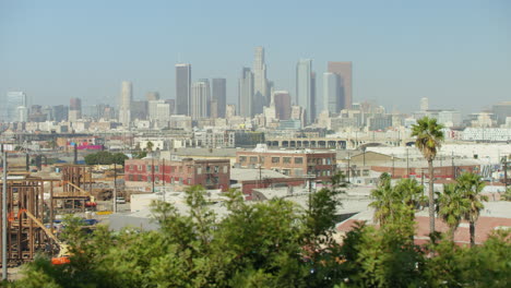 Los-Angeles-Wolkenkratzer-Im-Vordergrund-Mit-Der-Innenstadt-Im-Fokus