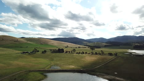 Drohnenschwenk-über-Ländlichem-Damm-Und-Hügel-In-Tasmanien,-Australien