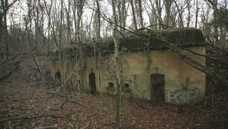 Edificio-Abandonado-En-El-Bosque-Que-Forma-Parte-De-La-Fortificación-De-La-Guerra-Mundial