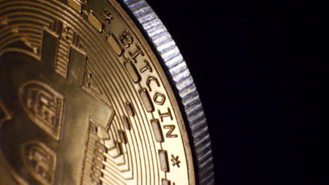 Primer-Plano-En-Bucle-De-Una-Valiosa-Criptomoneda-Digital-De-Oro-Bitcoin-En-Un-Cambio-De-Moneda-Encriptado