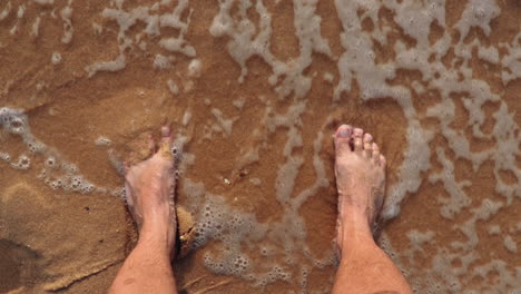 Füße,-Die-Durch-Ankommende-Wellen-Am-Ufer-Abgekühlt-Werden