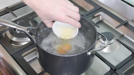 Hacer-Huevos-Escalfados-En-La-Mañana-Para-El-Desayuno