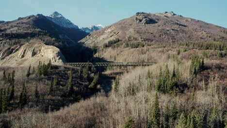 Drone-Gana-Altitud-Para-Mostrar-Tren-Novia-Y-Montaña-En-Alaska