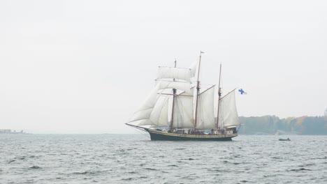 Traditionelle-Holzsegelschiffe-Bei-Einem-Segelwettbewerb-In-Helsinki,-Finnland