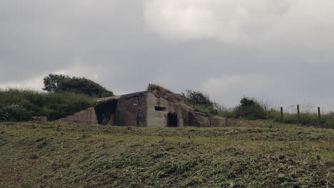 Verlassene-Bunkeranlage-Aus-Dem-Zweiten-Weltkrieg-In-Der-Normandie