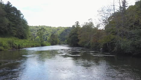 Luftaufnahme-Des-Neuen-Flusses,-Der-Durch-Ashe-County,-North-Carolina,-Fließt
