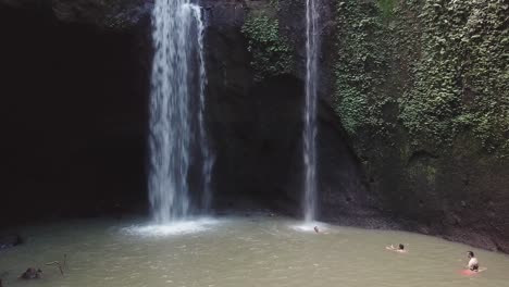 Antena-Hermosa-Bali-Paraíso-Cascada-Y-Selva-Tropical-En-El-Hermoso-Destino-De-Viaje-De-Asia-Y-Concepto-De-Viaje-De-Vacaciones-De-Verano