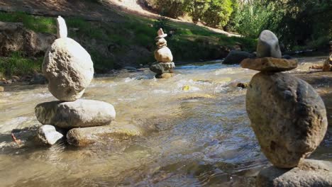 Rock-balancing-statues-stands-in-the-river