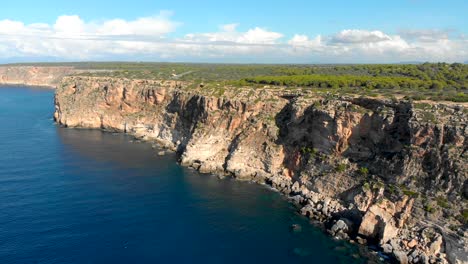 Panning-drone-footage-showing-the-stunning-cliffs-and-the-blue-and-turquoise-ocean