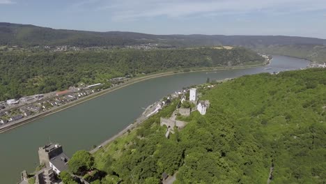 Luftaufnahme-Von-Zwei-Burgen-Auf-Einem-Berg-Und-Einem-Fluss