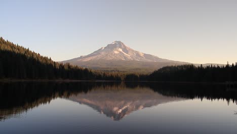 Reflections-of-mountain-in-a-lake-early-in-the-morning-at-sunrise