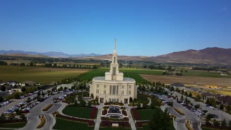 Aerial-view-of-the-Church-of-Jesus-Christ-of-Latter-Day-Saints-temple-in-Payson,-UT-on-a-beautiful-clear-September-morning